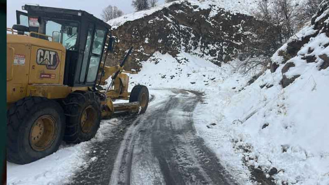 Elazığ’da Yoğun Kar Yağışı Köy Yollarını Kapattı: 378 Yol Ulaşıma Kapalı