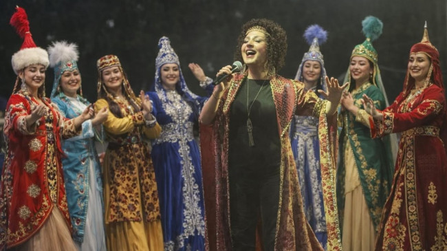 İzmir’de Nevruz Coşkusu Zirve Yaptı: Şahsenem’den Unutulmaz Konser