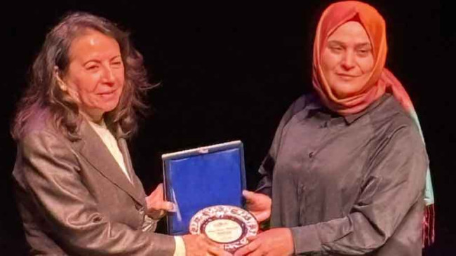 ELFED’in en sevilen simalarından, hepimizin ablası Rabia Babaoğlu’na ödül verildi