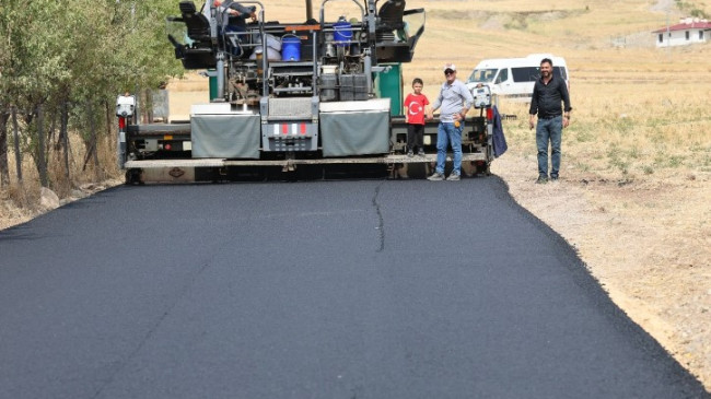 Kovancılar’da Adalı Köyü’nün Yol Çilesi Sıcak Asfaltla Son Buluyor