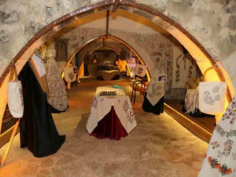 Harput Sergi Salonu, çit baskı el sanatları sergisi ile hizmete açıldı