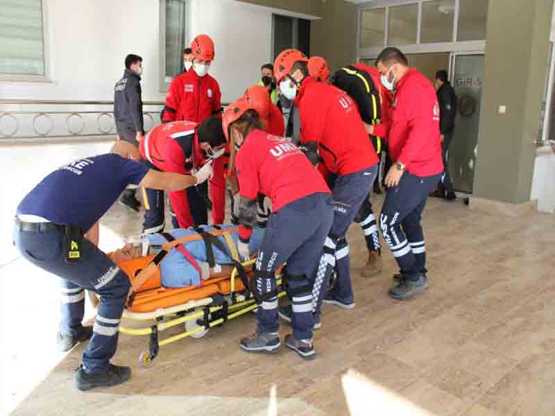 Elazığ Fırat Üniversitesi’nde gerçekleştirilen deprem ve yangın tatbikatı gerçeğini aratmadı.