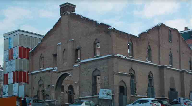  İzzet Paşa Mahallesinde bulunan Ermeni Kilisesi dört tarafı binalarla çevrilerek şehrin ortasında kaderine terk edildi 