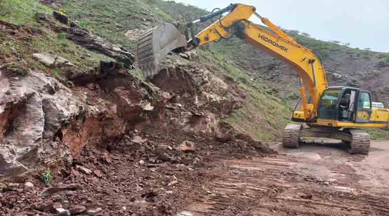 Elazığ İl Özel İdaresi, köylerde stabilize yol yapımı ve yol genişletme çalışmalarına devam ediyor