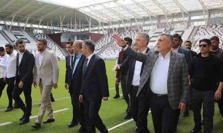 AK Parti İl Başkanı Yıldırım ve Milletvekili Adaylarından Stadyum Açıklaması
