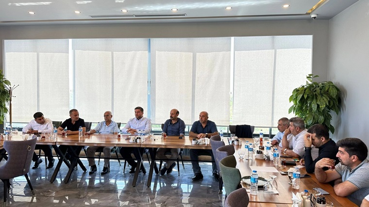 AK Parti Elazığ Milletvekili Mahmut Rıdvan Nazırlı Elazığ Muhtarlar Federasyonu Başkanı Ahmet Gül ve federasyon üyeleriyle bir araya gelip istişare toplantısı gerçekleştirdi.