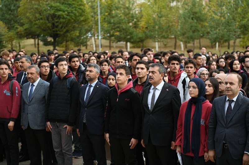 Bakan Tekin ve Öğrenciler, Gazze’de Ölen Çocuklar İçin Saygı Duruşunda Bulundu ..