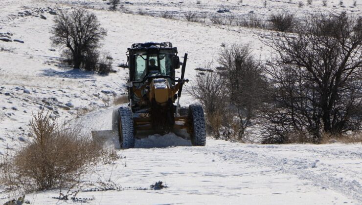 Elazığ’da kar yağışı etkisini sürdürüyor 30 köy yolu ulaşıma kapandı.