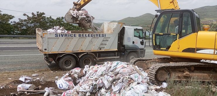 Sivrice Belediyesi çevre temizliği ve güzelliği çalışmalarına devam ediyor..