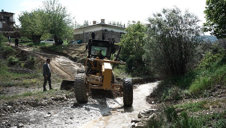 Yağışlardan Zarar Gören Köy Yollarında Reglaj Çalışmaları Devam Ediyor