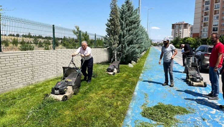 Dr. Memduh Büyükkılıç, İşçilere Destek Verip Çim Bıçtı