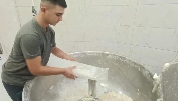 Diyarbakır’da Fırıncılar Ekmek Hamurunu Buzla Soğutuyor