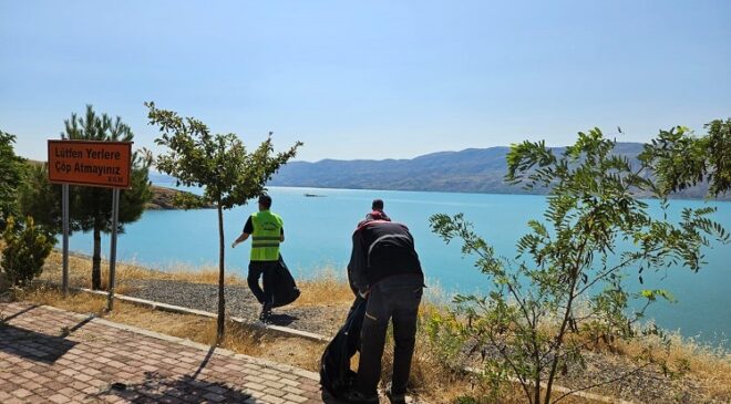 Elazığ İl Özel İdaresi, Hazar Gölü’nde çevre temizliği çalışmalarına devam ediyor.
