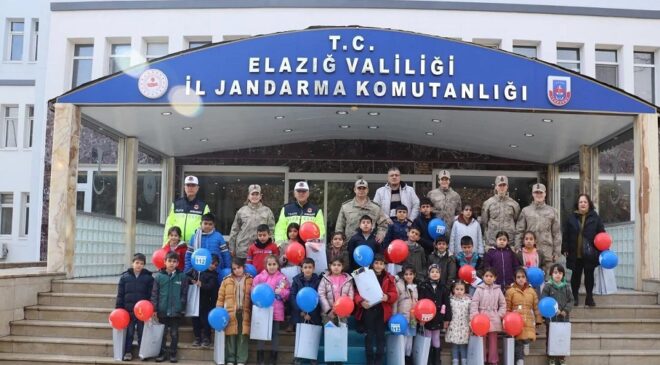 Elazığ’da öğrenciler, “Kitap Dostu Okul Projesi” kapsamında Elazığ İl Jandarma Komutanlığı personeli ile bir araya geldi.