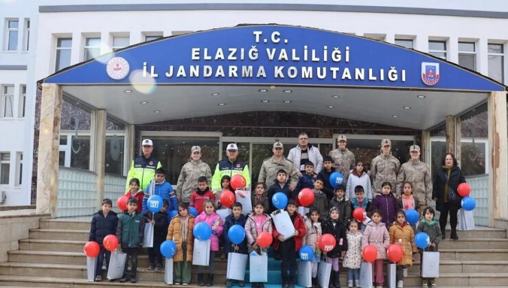 Elazığ’da öğrenciler, “Kitap Dostu Okul Projesi” kapsamında Elazığ İl Jandarma Komutanlığı personeli ile bir araya geldi.